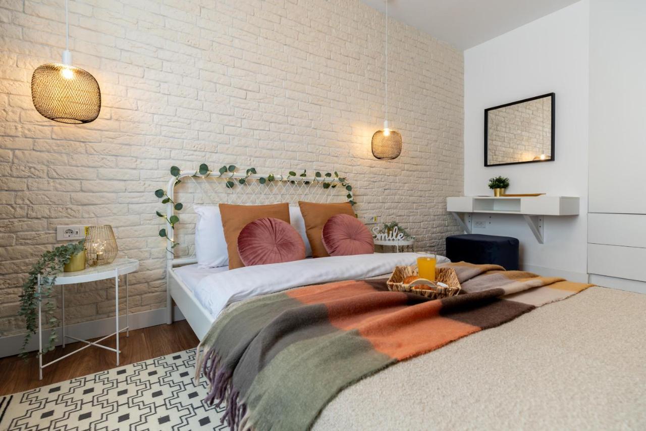בוקרשט Downtown Retreat: Spacious 2-Br By Unirii Square מראה חיצוני תמונה
