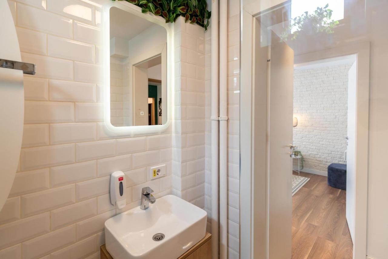בוקרשט Downtown Retreat: Spacious 2-Br By Unirii Square מראה חיצוני תמונה