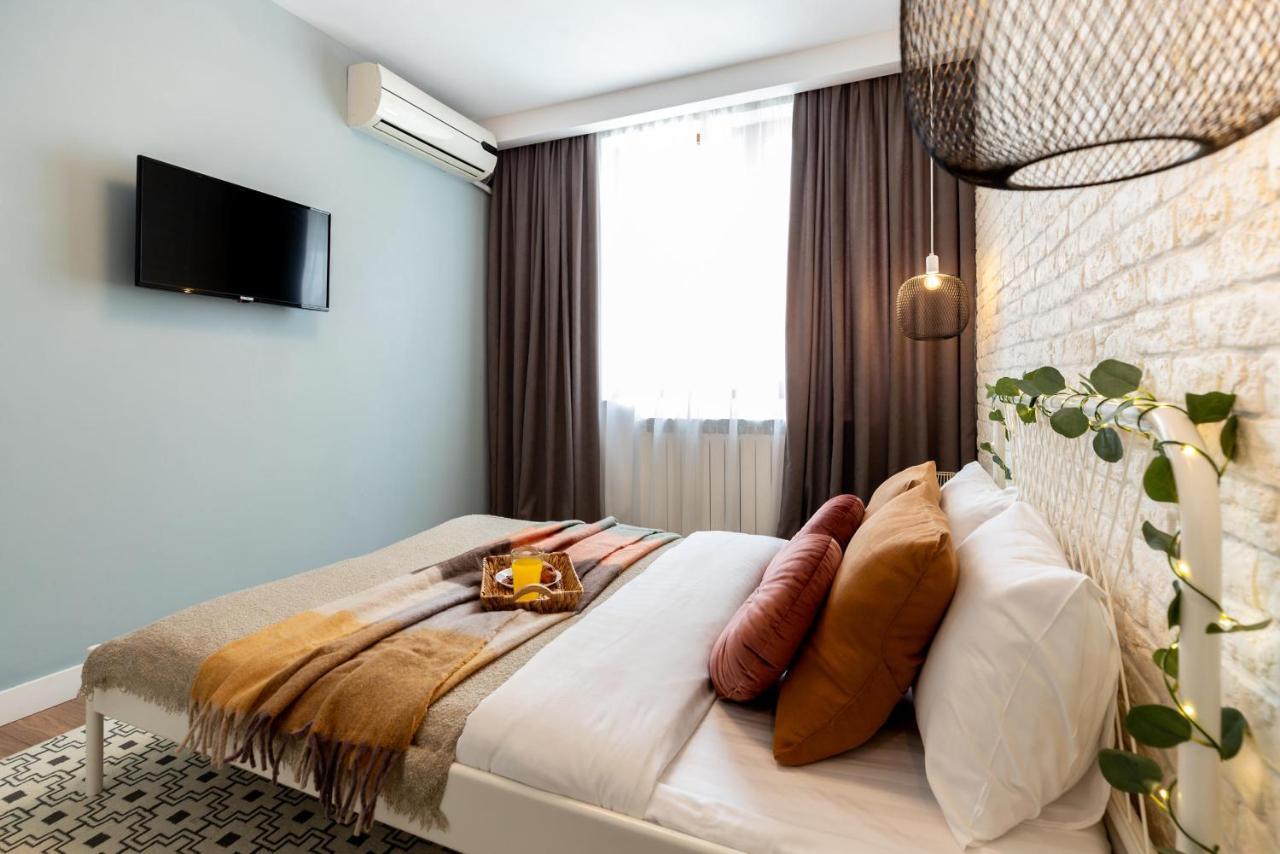 בוקרשט Downtown Retreat: Spacious 2-Br By Unirii Square מראה חיצוני תמונה