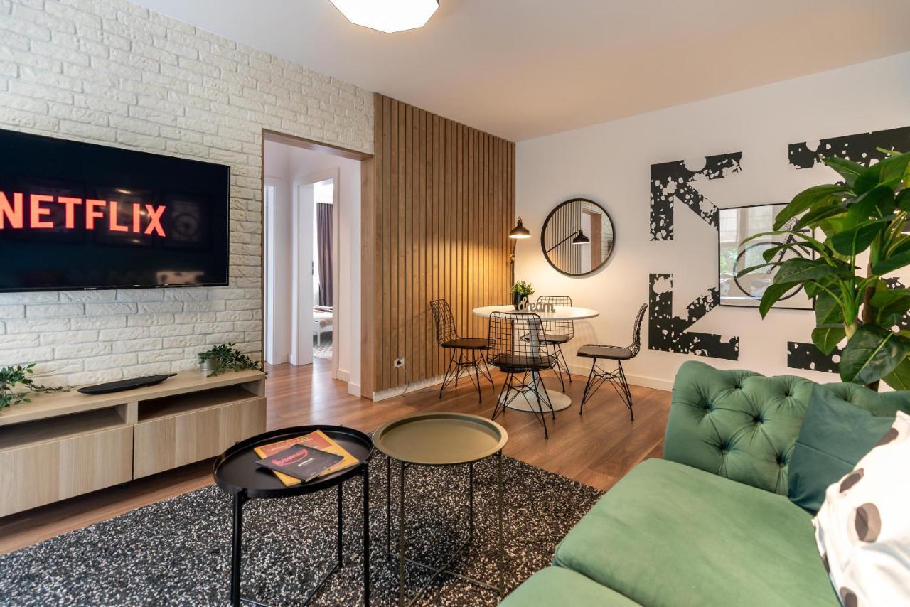 בוקרשט Downtown Retreat: Spacious 2-Br By Unirii Square מראה חיצוני תמונה