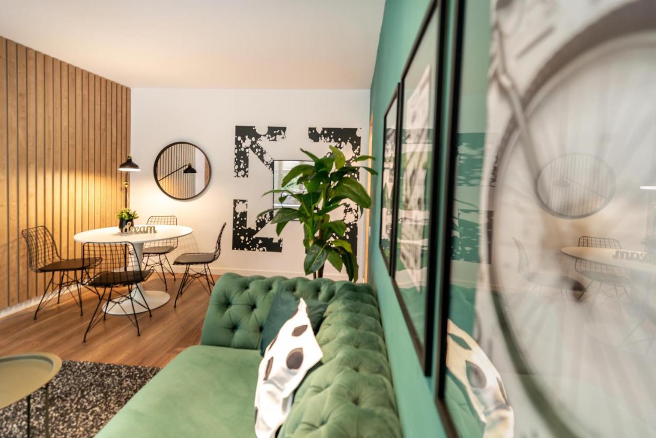 בוקרשט Downtown Retreat: Spacious 2-Br By Unirii Square מראה חיצוני תמונה