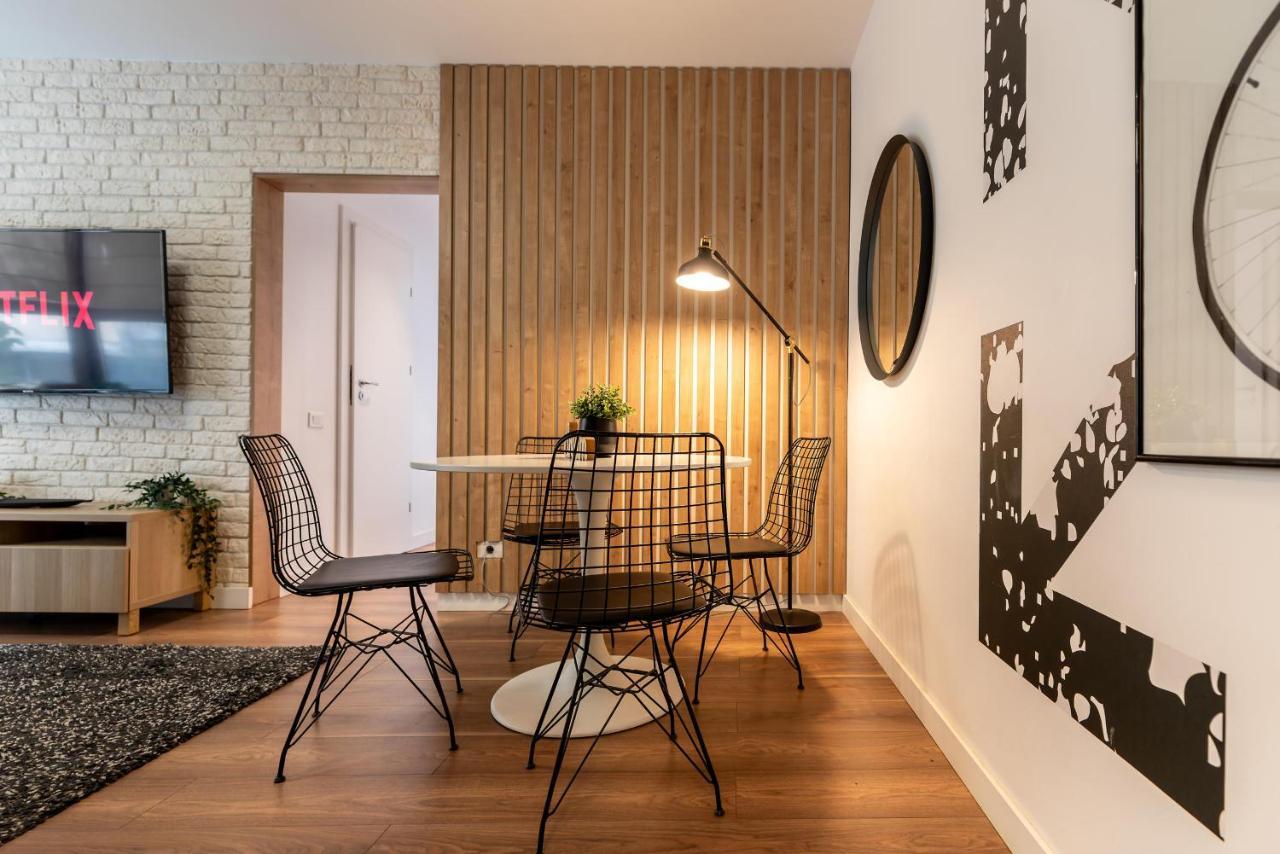 בוקרשט Downtown Retreat: Spacious 2-Br By Unirii Square מראה חיצוני תמונה