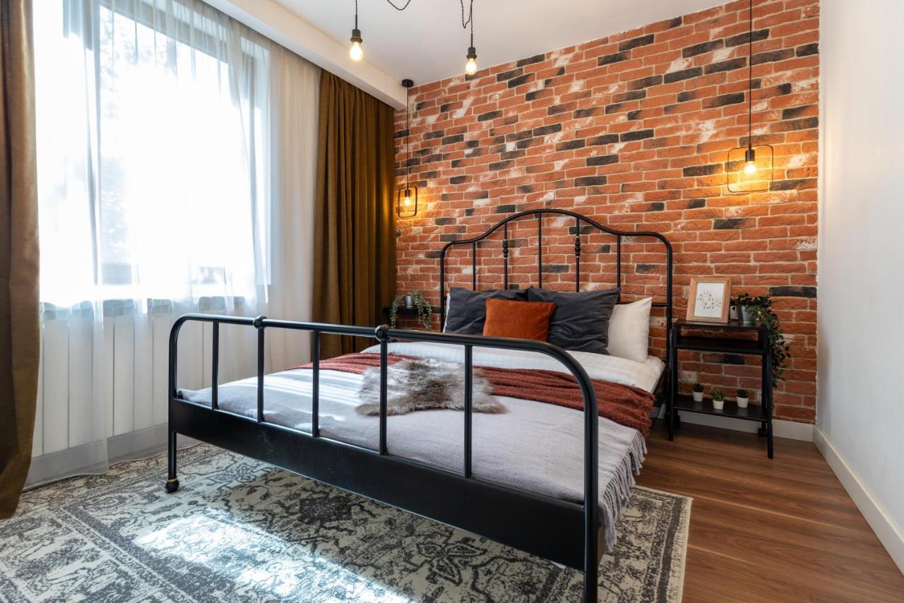 בוקרשט Downtown Retreat: Spacious 2-Br By Unirii Square מראה חיצוני תמונה