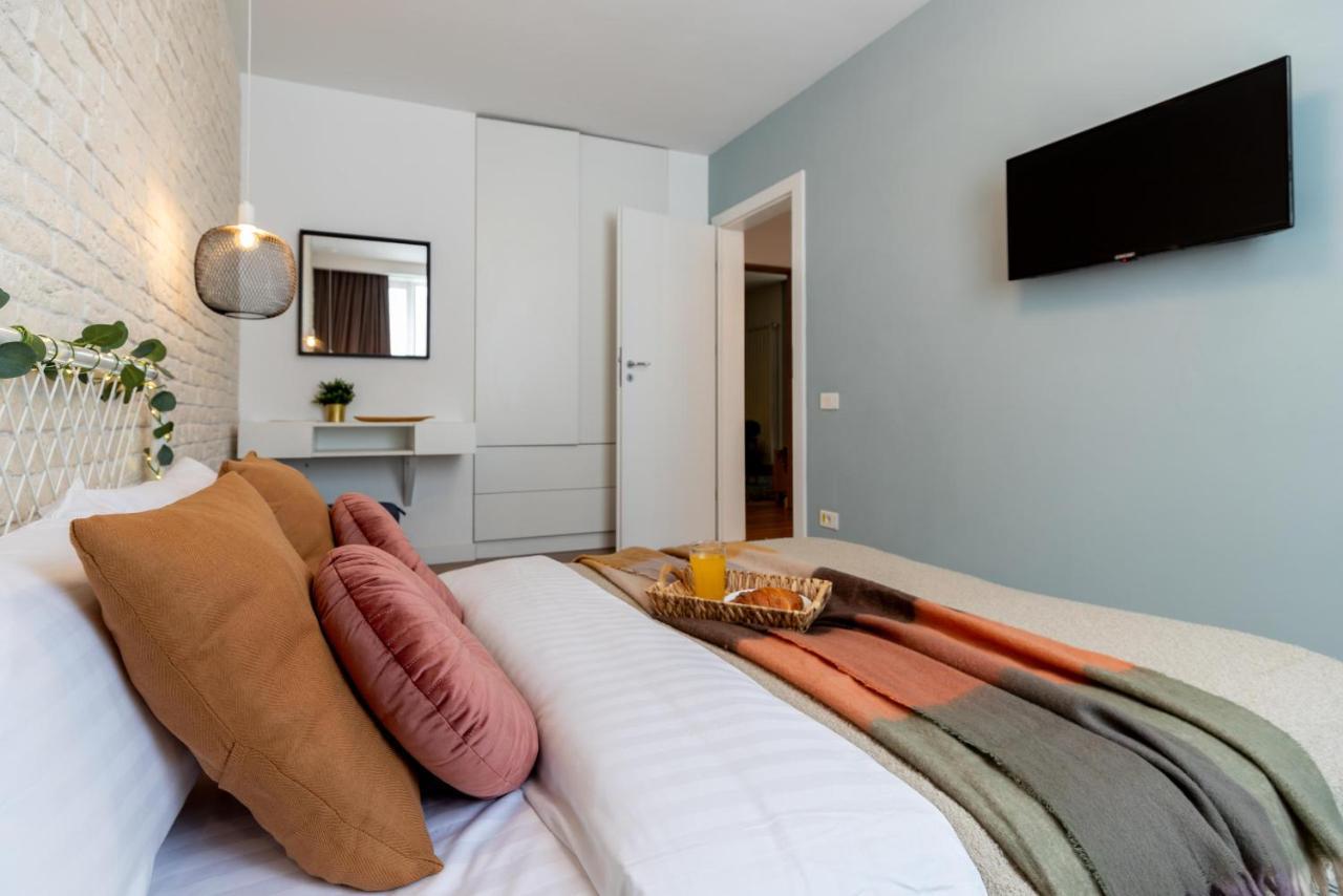 בוקרשט Downtown Retreat: Spacious 2-Br By Unirii Square מראה חיצוני תמונה