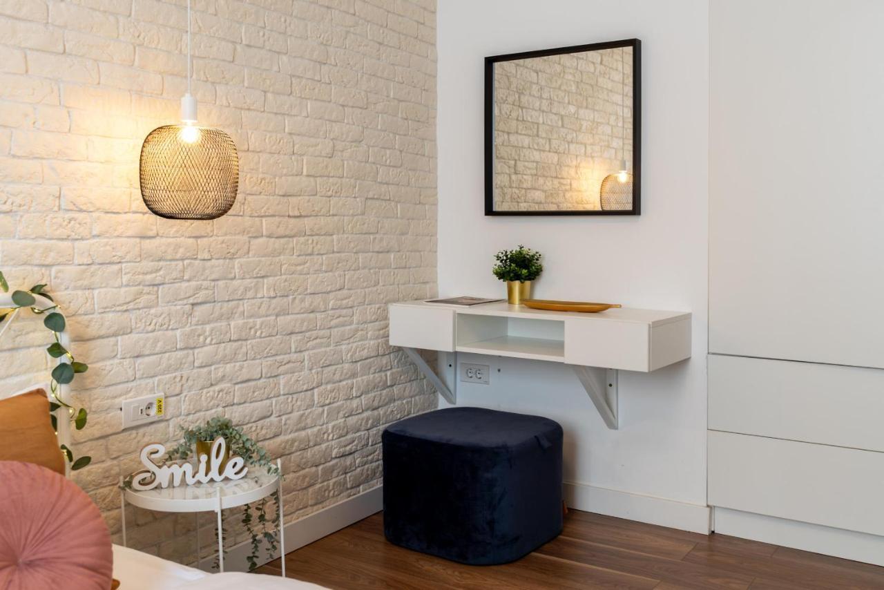 בוקרשט Downtown Retreat: Spacious 2-Br By Unirii Square מראה חיצוני תמונה
