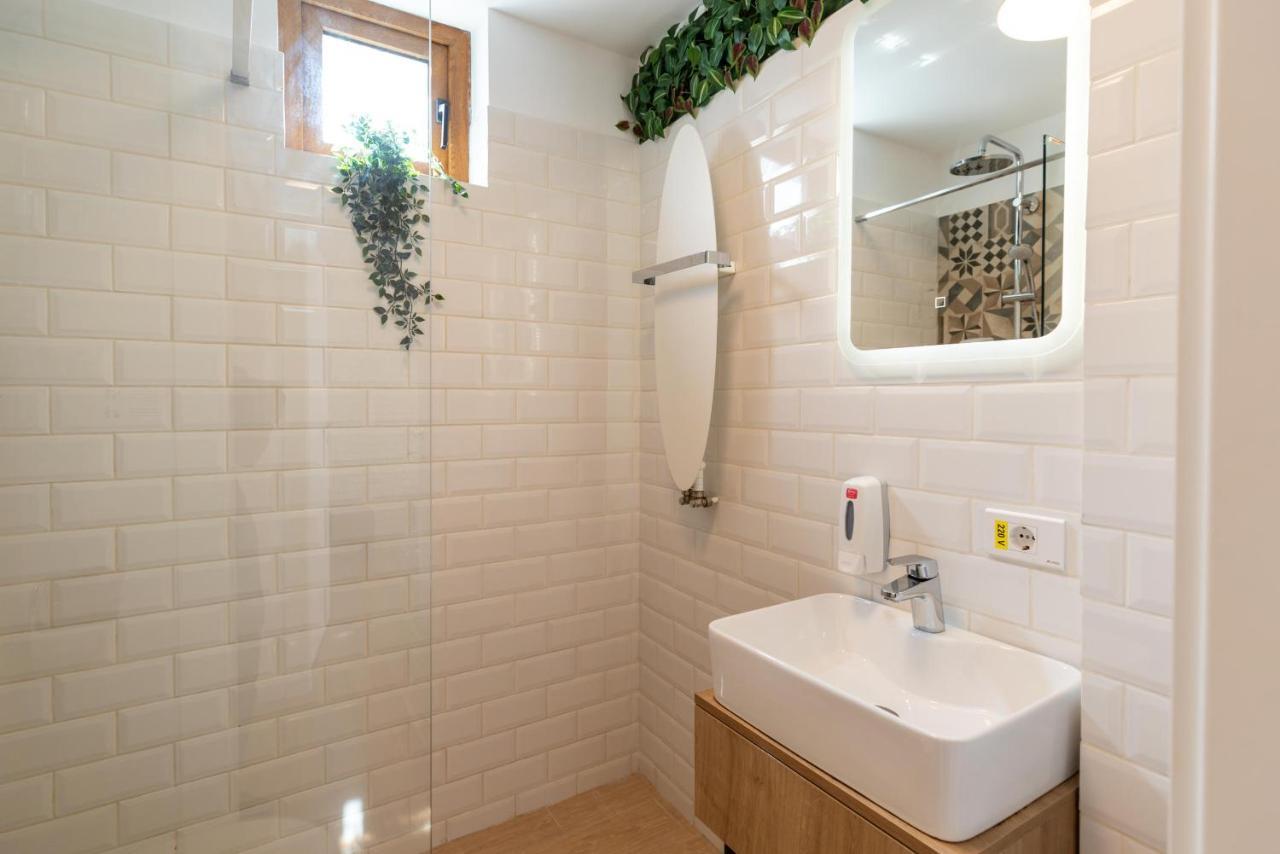 בוקרשט Downtown Retreat: Spacious 2-Br By Unirii Square מראה חיצוני תמונה
