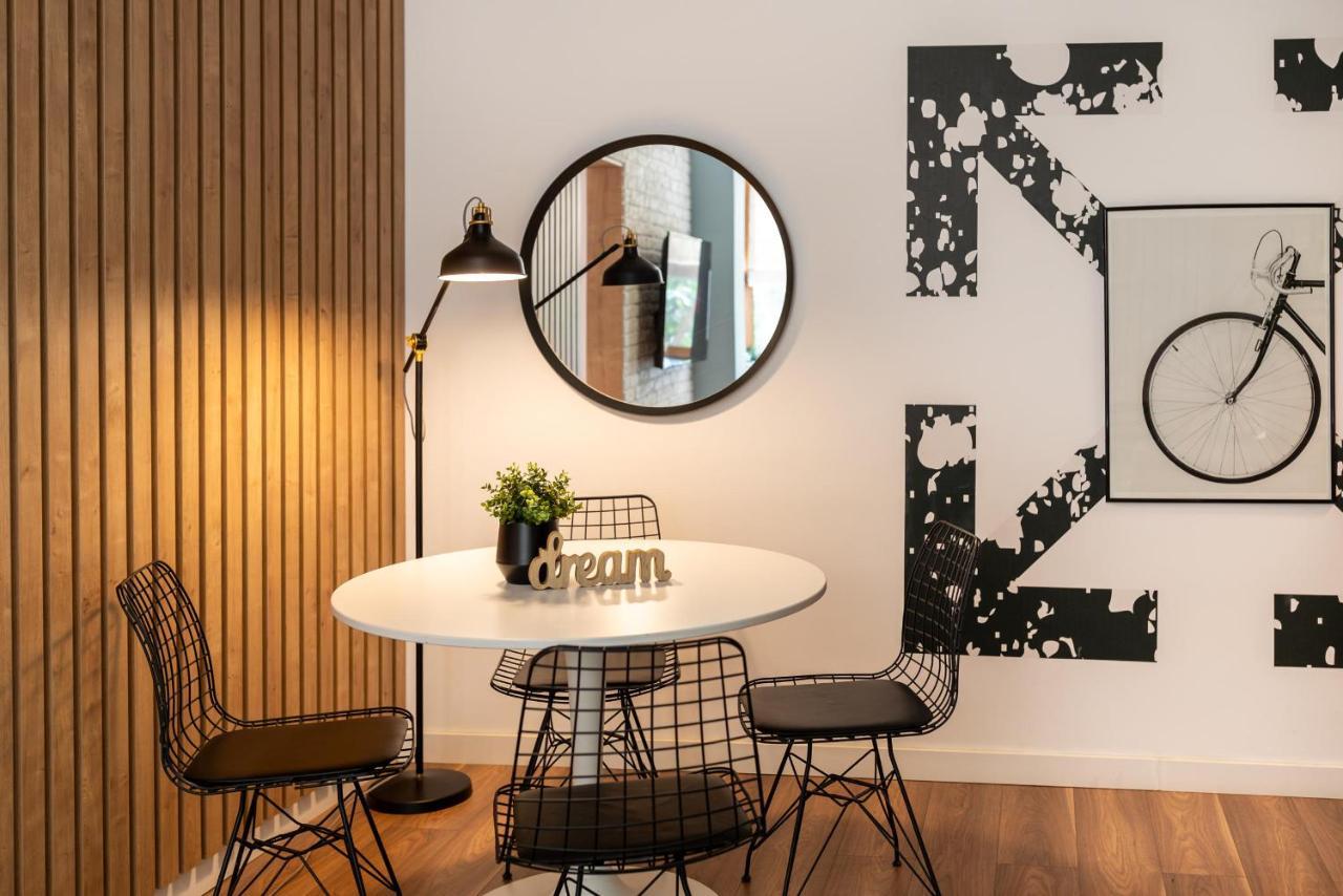 בוקרשט Downtown Retreat: Spacious 2-Br By Unirii Square מראה חיצוני תמונה