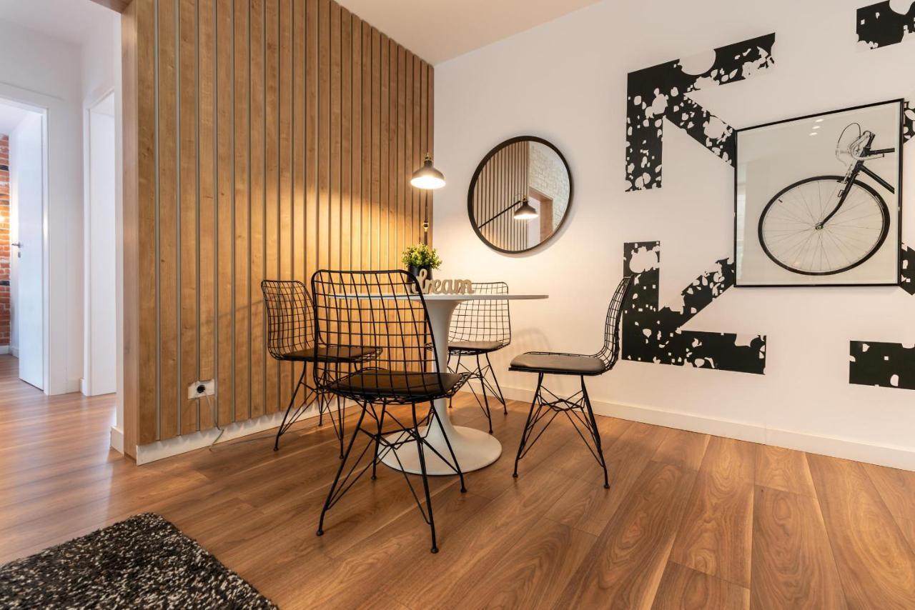 בוקרשט Downtown Retreat: Spacious 2-Br By Unirii Square מראה חיצוני תמונה
