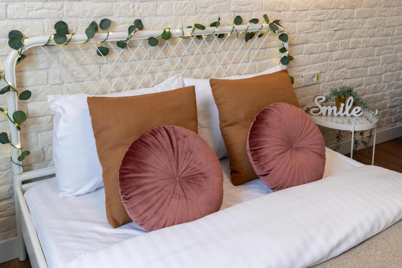 בוקרשט Downtown Retreat: Spacious 2-Br By Unirii Square מראה חיצוני תמונה